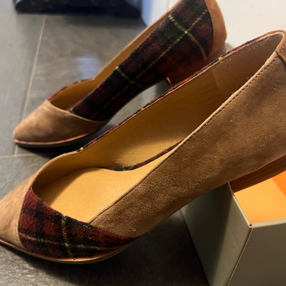 Unworn suede & tartan plaid flats, size 8 M. Classy/funky with subtle nail studs - Picture 3 of 4